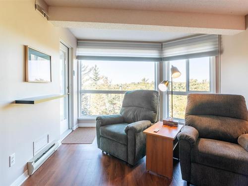 302 471 Lakevview Drive, Kenora, ON - Indoor Photo Showing Living Room