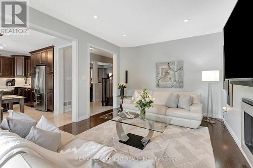 39 Morning Mist Drive, Hamilton, ON - Indoor Photo Showing Living Room