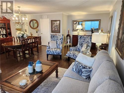 1415 Ghent Avenue Unit# 905, Burlington, ON - Indoor Photo Showing Living Room