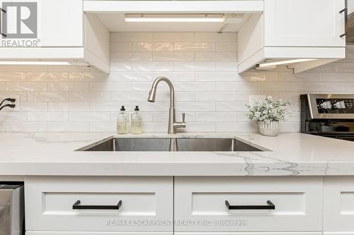 9 Warren Street, Guelph, ON - Indoor Photo Showing Kitchen With Double Sink With Upgraded Kitchen