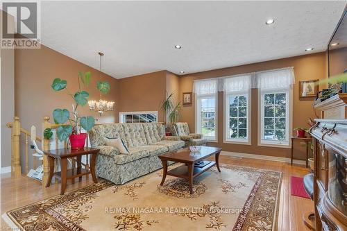 31 Crysler Crescent, Thorold, ON - Indoor Photo Showing Living Room