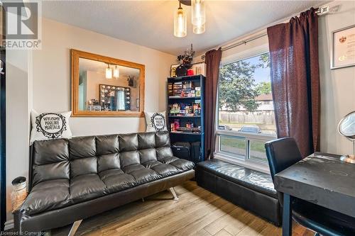 210 Glamis Road Unit# 13, Cambridge, ON - Indoor Photo Showing Living Room