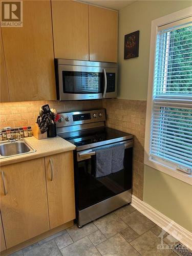 30 Castlebrook Lane Unit#D, Ottawa, ON - Indoor Photo Showing Kitchen