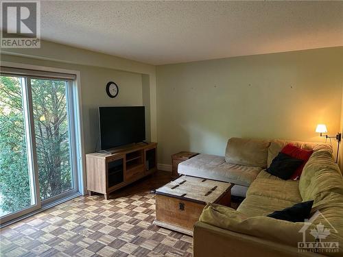 30 Castlebrook Lane Unit#D, Ottawa, ON - Indoor Photo Showing Living Room