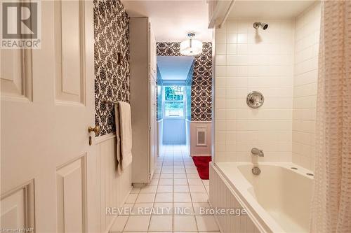 9 Shaldan Lane, Pelham, ON - Indoor Photo Showing Bathroom