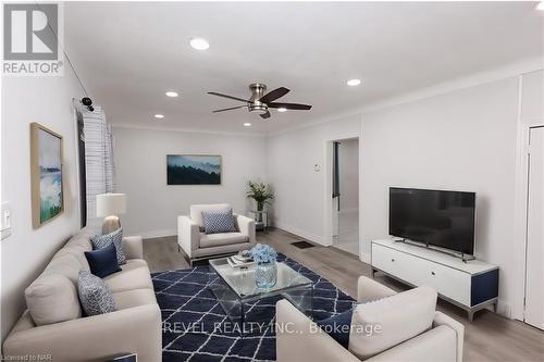 6610 Montrose Road, Niagara Falls, ON - Indoor Photo Showing Living Room