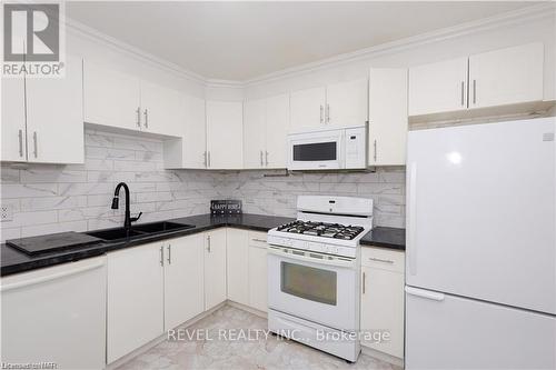 6610 Montrose Road, Niagara Falls, ON - Indoor Photo Showing Kitchen With Double Sink