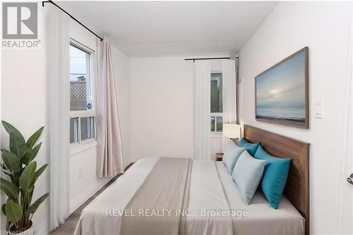 6610 Montrose Road, Niagara Falls, ON - Indoor Photo Showing Bedroom