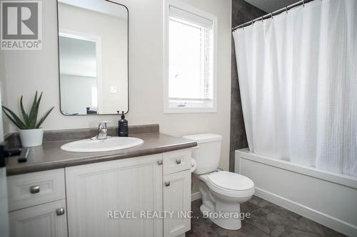 37 Nightingale Drive, Brantford, ON - Indoor Photo Showing Bathroom