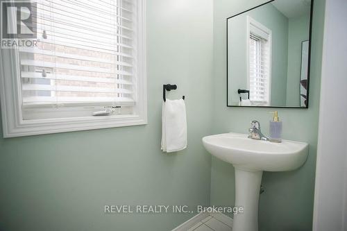 37 Nightingale Drive, Brantford, ON - Indoor Photo Showing Bathroom