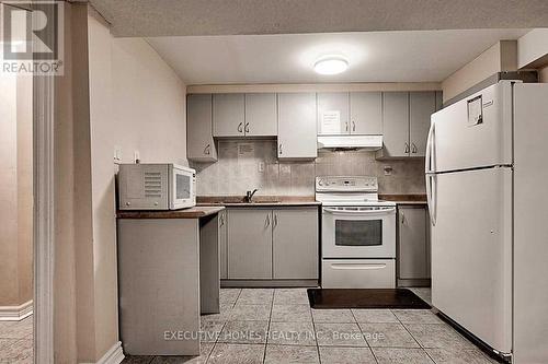 5339 Hollypoint Avenue, Mississauga, ON - Indoor Photo Showing Kitchen