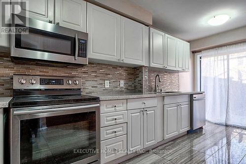 5339 Hollypoint Avenue, Mississauga, ON - Indoor Photo Showing Kitchen With Upgraded Kitchen