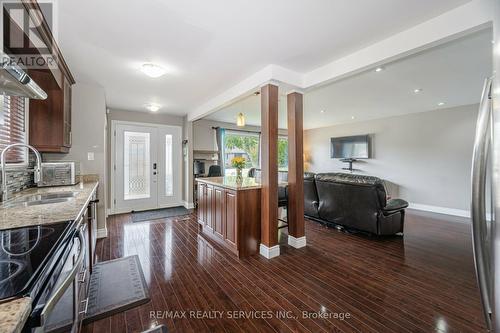 10 Albion Crescent, Brampton, ON - Indoor Photo Showing Kitchen With Double Sink With Upgraded Kitchen