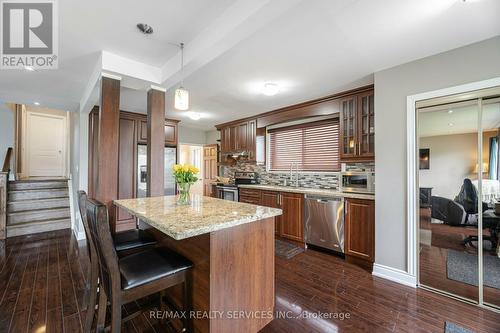 10 Albion Crescent, Brampton, ON - Indoor Photo Showing Kitchen