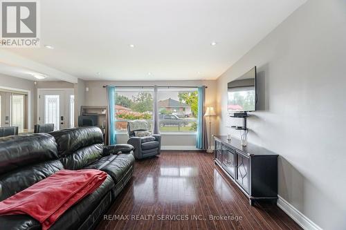 10 Albion Crescent, Brampton, ON - Indoor Photo Showing Living Room