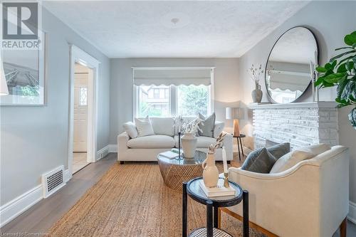 242 Glendale Avenue N, Hamilton, ON - Indoor Photo Showing Living Room