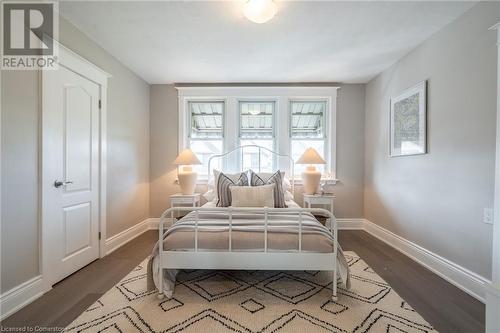 242 Glendale Avenue N, Hamilton, ON - Indoor Photo Showing Bedroom