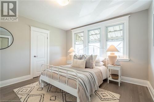 242 Glendale Avenue N, Hamilton, ON - Indoor Photo Showing Bedroom