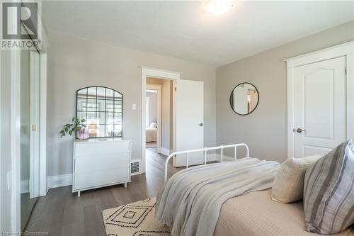 242 Glendale Avenue N, Hamilton, ON - Indoor Photo Showing Bedroom