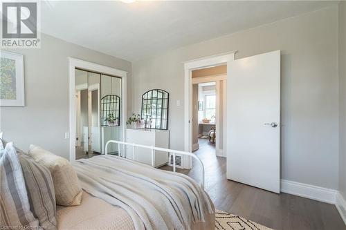 242 Glendale Avenue N, Hamilton, ON - Indoor Photo Showing Bedroom