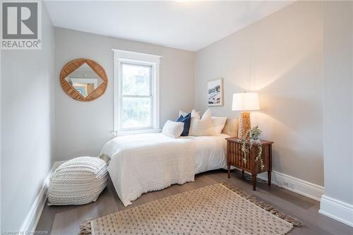 242 Glendale Avenue N, Hamilton, ON - Indoor Photo Showing Bedroom