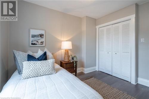 242 Glendale Avenue N, Hamilton, ON - Indoor Photo Showing Bedroom