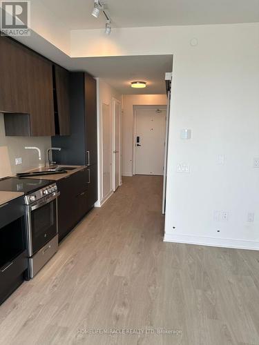 2207 - 3900 Confederation Parkway, Mississauga, ON - Indoor Photo Showing Kitchen