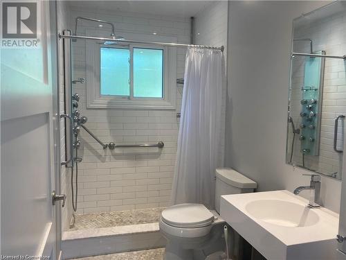 941 Rose Street, Cambridge, ON - Indoor Photo Showing Bathroom