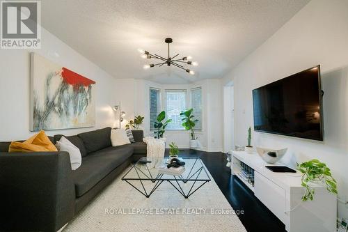 225 Pickering Street, Toronto, ON - Indoor Photo Showing Living Room