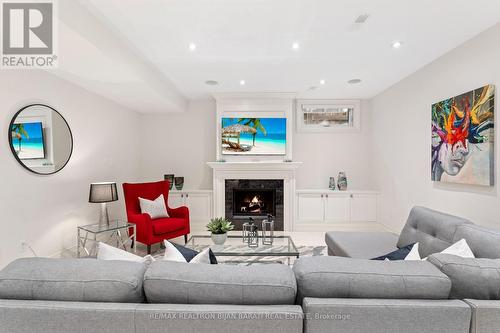 279 Betty Ann Drive, Toronto, ON - Indoor Photo Showing Living Room