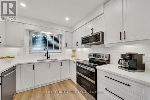 879 Sorrento Avenue, Oshawa, ON - Indoor Photo Showing Kitchen With Upgraded Kitchen