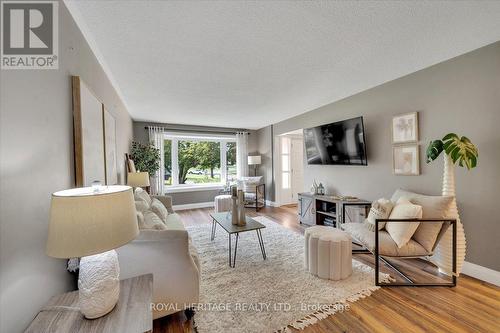 879 Sorrento Avenue, Oshawa, ON - Indoor Photo Showing Living Room