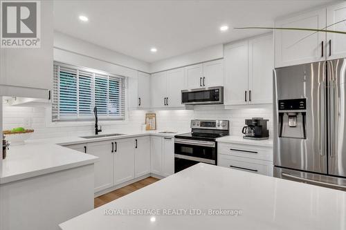 879 Sorrento Avenue, Oshawa, ON - Indoor Photo Showing Kitchen With Upgraded Kitchen