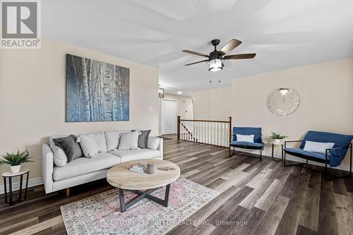 300 St. Mary'S Road, Kawartha Lakes, ON - Indoor Photo Showing Living Room