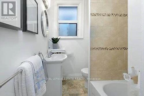 17 Avonlea Boulevard N, Toronto, ON - Indoor Photo Showing Bathroom