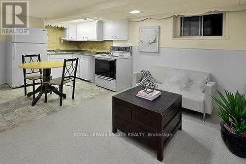 17 Avonlea Boulevard N, Toronto, ON - Indoor Photo Showing Kitchen