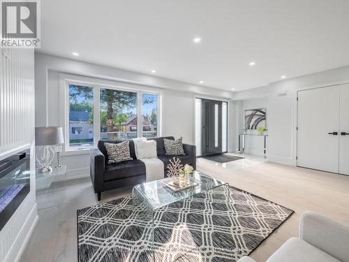 39 Commonwealth Avenue, Toronto, ON - Indoor Photo Showing Living Room