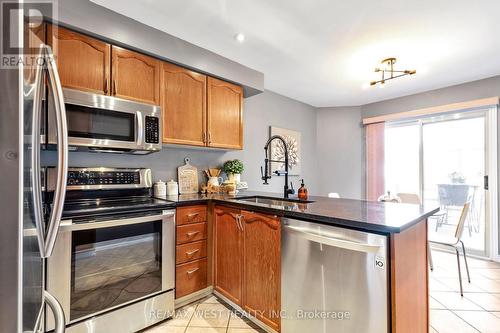 35 Poolton Crescent, Clarington, ON - Indoor Photo Showing Kitchen