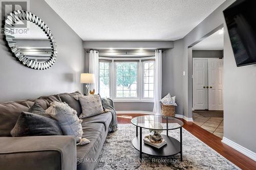 35 Poolton Crescent, Clarington, ON - Indoor Photo Showing Living Room