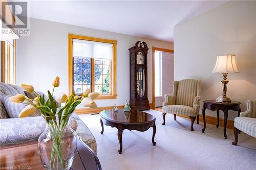 2565 5Th Avenue W, Owen Sound, ON - Indoor Photo Showing Living Room