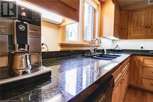 2565 5Th Avenue W, Owen Sound, ON - Indoor Photo Showing Kitchen With Double Sink