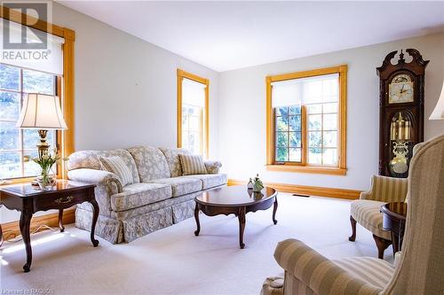 2565 5Th Avenue W, Owen Sound, ON - Indoor Photo Showing Living Room