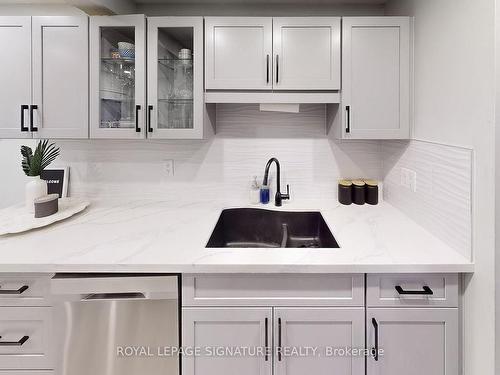 3508 Ash Row Cres, Mississauga, ON - Indoor Photo Showing Kitchen