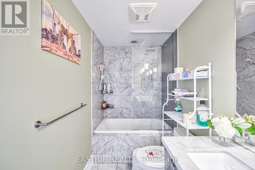 302 - 32 Davenport Road, Toronto, ON - Indoor Photo Showing Bathroom