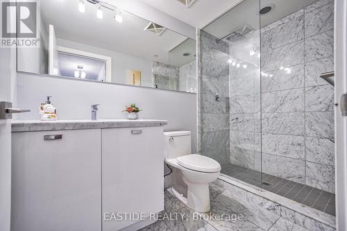 302 - 32 Davenport Road, Toronto, ON - Indoor Photo Showing Bathroom