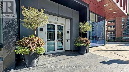 302 - 32 Davenport Road, Toronto, ON - Outdoor