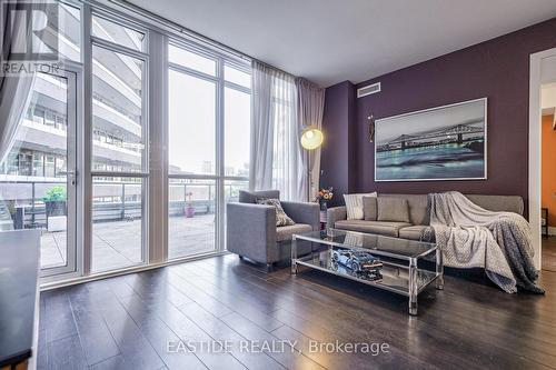 302 - 32 Davenport Road, Toronto, ON - Indoor Photo Showing Living Room