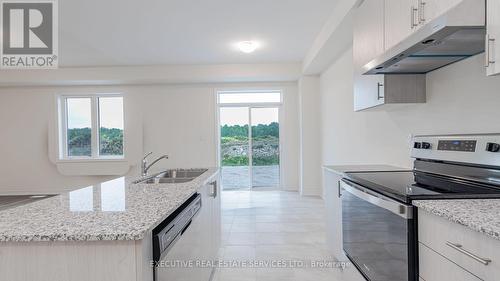 36 Hillcroft Way, Kawartha Lakes, ON - Indoor Photo Showing Kitchen With Double Sink With Upgraded Kitchen