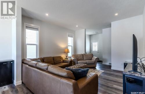 223 Skopik Crescent, Saskatoon, SK - Indoor Photo Showing Living Room