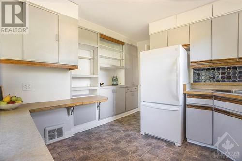 46 Farnham Crescent, Ottawa, ON - Indoor Photo Showing Kitchen